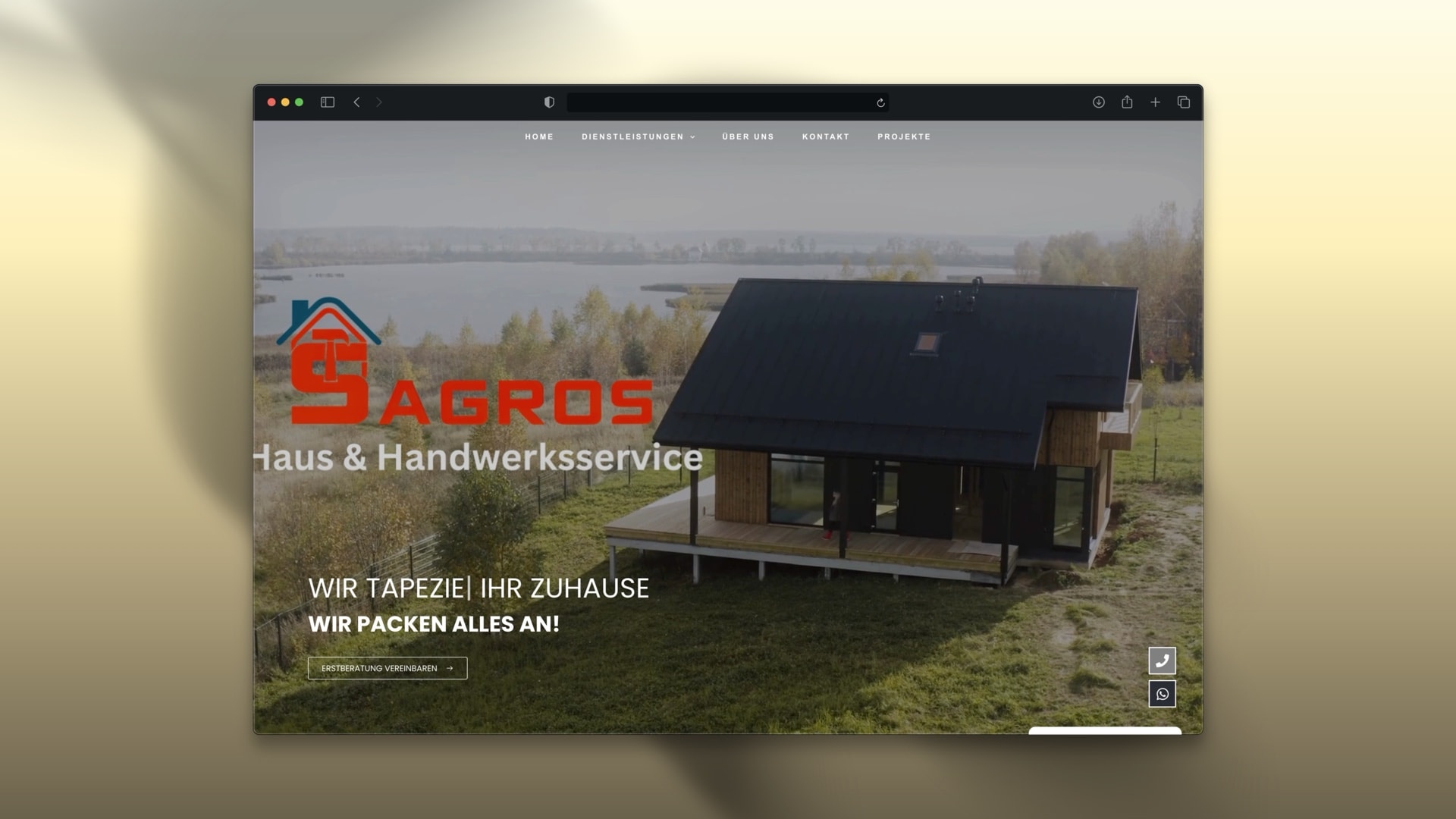 Startseite von Sagros in einem Browserfenster: das orange Logo über dem Foto eines modernen Hauses, mit dem Titel „Wir packen alles an!“